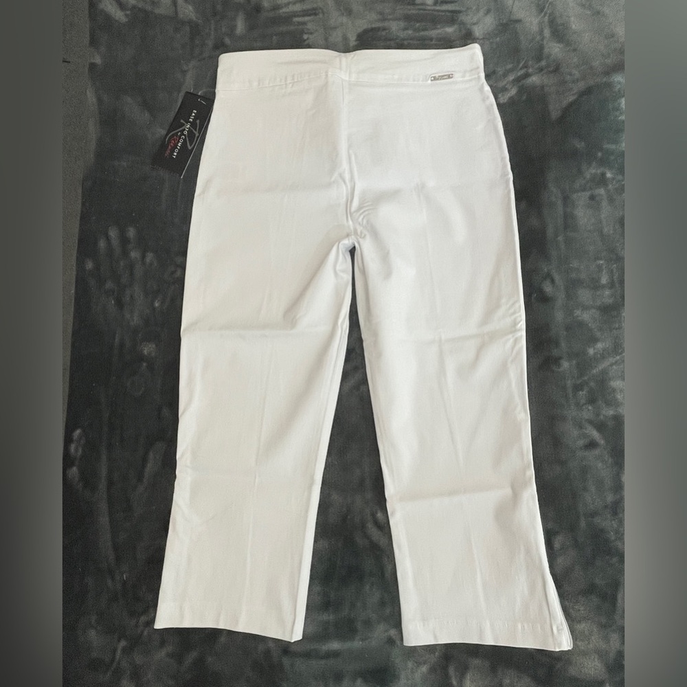Rekucci white designer capri jeans
With zipper detail at ankle - Picture 3 of 9